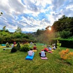 Retreat Life Connections în parteneriat cu Institutul Heartfulness - yoga in curte